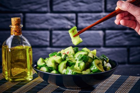 Китайский салат «пай хуан гуа» из огурцов с кунжутным маслом и чесноком